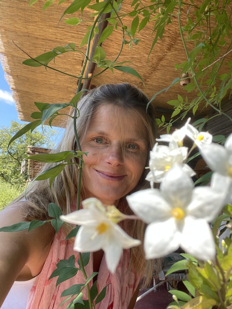 Outdoor-Kinderyoga-Stunde mit Blick auf die Blumen in Wien